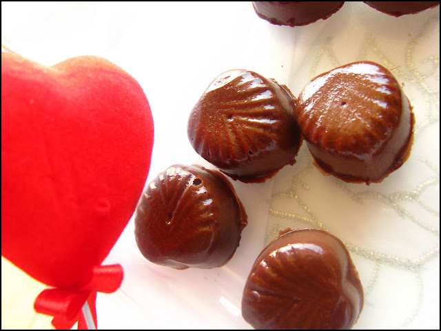 VanillaStrawberrySpringFields: HAPPY VALENTINES DAY, HEART SHAPED